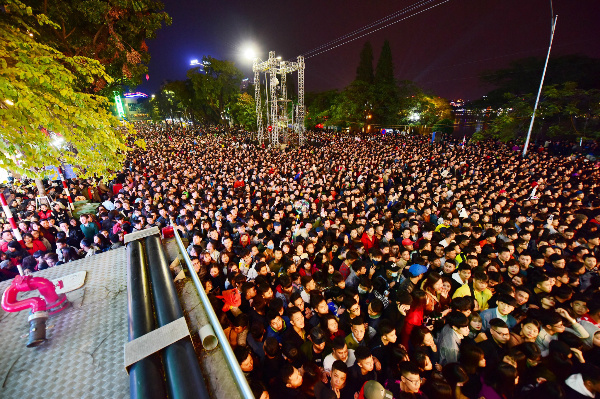 Fireworks return as Vietnam welcomes 2018 - Go Asia Travel